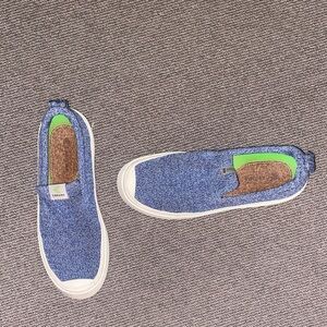 Cariuma Blue Slip-On Sneakers sz 8-9